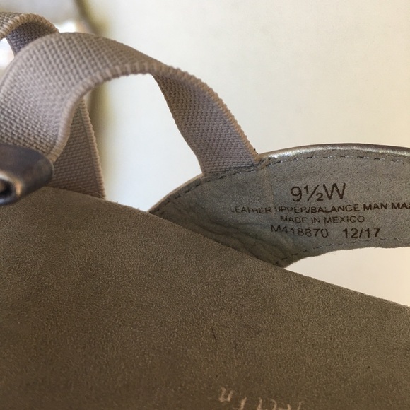 NEW MUNRO Bev Silver Sandals Size 9.5 Wide Width Comfort Shoe - Picture 8 of 8